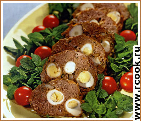 Мясной рулет с перепелиными яйцами
