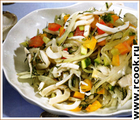 salat-s-kalmarami-i-marinovannym-lukom.jpg