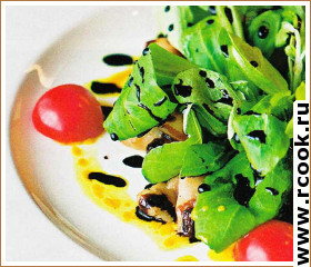 teplyj-salat-korn-s-kurinoj-pechenju-i-belymi-gribami.jpg